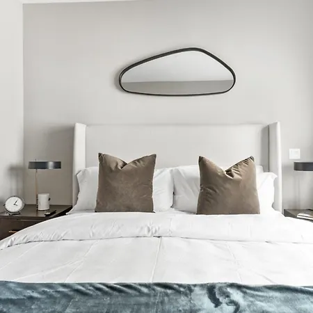Top Notch 2 Bedroom Suite Minutes From Central Park